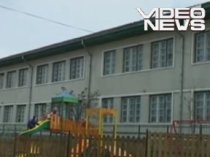Trei copii au fost bătuţi cu băţul de o profesoară, pentru că au ieşit din curtea şcolii (VIDEO)