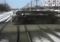 Accident impresionant: Un tren loveşte în plin un camion aflat pe şine (VIDEO)