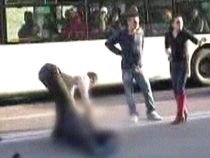 Bărbatul lovit şi abandonat pe trecerea de pietoni, jefuit în timp ce zăcea pe asfalt (VIDEO)