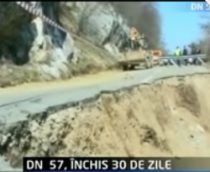 Traficul pe DN57 este blocat după o alunecare de teren