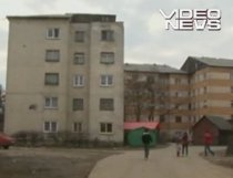 Un copil de un an a căzut de la etajul patru al unui bloc, în timp ce tatăl lui dormea (VIDEO)