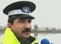 Poliţistul salvator: S-a aruncat în apele Jiului pentru a scoate o femeie de 60 de ani (VIDEO)