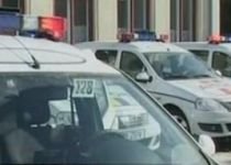 Ca-n filmele cu... poliţişti: Oamenii legii s-au ciocnit în lanţ cu maşinile (VIDEO) 