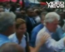 George W. Bush, filmat în timp ce-şi ştergea mâna pe cămaşa lui Bill Cliton (VIDEO) 