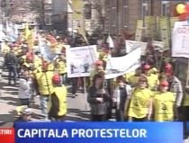 Profesorii îşi continuă acţiunile de protest: 2.000 de dascăli au mărşăluit prin Capitală (VIDEO)
