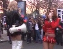 Prostituatele franceze au ieşit pe străzile Parisului pentru a cere legalizarea meseriei (VIDEO)