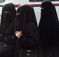 Sarkozy promite să interzică vălul musulman în Franţa
