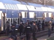 Jandarmii au dat jos dintr-un tren peste 100 de suporteri stelişti aflaţi în stare de ebrietate (VIDEO)