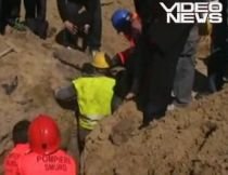 Muncitor din Galaţi, la un pas de moarte după ce un mal de pământ a căzut peste el (VIDEO)