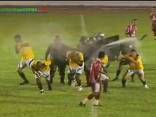 În Brazilia nu te pui cu arbitrul! Jucătorii ce protestau au fost calmaţi cu sprayuri lacrimogene (VIDEO)