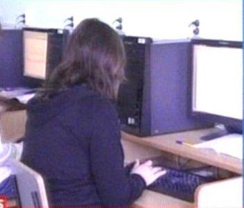 Elevii pot depune cererile pentru bani de calculatoare până pe 21 aprilie