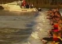 Record mondial la schi-nautic: 114 oameni, traşi de aceeaşi ambarcaţiune (VIDEO)