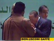Nouă gafă marca Silvio Berlusconi:  i-a sărutat mâna lui Muammar al-Gaddafi (VIDEO)