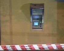 Patru bărbaţi au jefuit un bancomat din Capitală. Doi paznici, la spital (VIDEO)