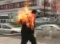 Un bărbat din Turcia a fost filmat în timp ce şi-a dat foc (IMAGINI ŞOCANTE)