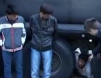 50 de cetăţeni afgani, prinşi în timp ce încercau să iasă din România înghesuiţi într-o cisternă (VIDEO)