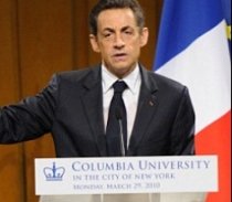 A renunţat la scaun, dar şi-a construit tribună: Sarkozy, ironizat din nou pe seama înălţimii (FOTO)