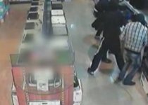 Jaf-fulger în Roman: Patru tineri, filmaţi în timp ce jefuiau un magazin de electronice (VIDEO)