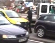 Junglă în trafic: Mai mulţi bărbaţi se bat într-o intersecţie din Capitală (VIDEO)