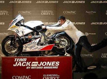 Antonio Banderas şi-a prezentat echipa care va concura în CM de motociclism