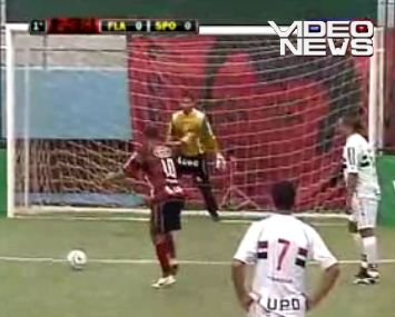 Djalminha bate un penalty din piruetă la futsal, dar ratează (VIDEO)