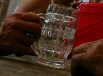 Ieşean internat în comă alcoolică după ce a pariat că bea zece litri de ţuică, vin şi bere (VIDEO)