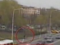 Imagini surprinse de camerele de supraveghere cu tânărul care l-a bătut pe un bătrân la Craiova (VIDEO)