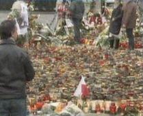 Polonia îşi plânge morţii. Centrul Varşoviei, transformat într-o mare de flori şi lumânări aprinse