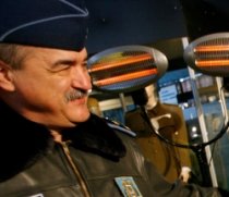 Gafă la expoziţia de la Romaero: Şeful Aviaţiei Militare a rămas cu picioarele în afara carlingii unui F16