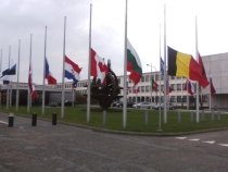 Steagurile din faţa sediului NATO, coborâte în bernă ca omagiu pentru moartea preşedintelui polonez (FOTO)
