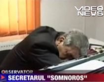 Beat la serviciu. Secretarul unei primării din Gorj a adormit cu capul pe birou din cauza băuturii (VIDEO)