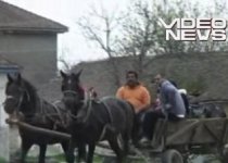 Romii dintr-un sat din Caraş-Severin vor plăcuţe bilingve, în română şi... romanes (VIDEO)