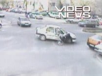 Un biciclist se ciocneşte cu o maşină, într-o intersecţie din Bucureşti (VIDEO)