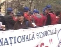 Funcţionarii publici protestează în faţa Guvernului, nemulţumiţi de diminuarea veniturilor (VIDEO)