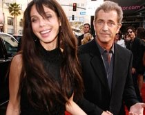 Mel Gibson s-a despărţit de rusoaica Oksana Grigorieva, la cinci luni de la naşterea fiicei lor