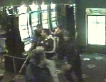 Slatina. 10 oameni cu topoare i-au bătut pe bodyguarzii unui cazino, sub ochii unor poliţişti (VIDEO)