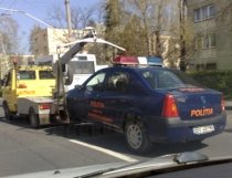 Maşină a poliţiei ridicată în Braşov (FOTO)