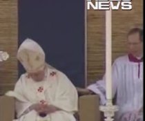 Papa a adormit în timpul slujbei, în faţa a zeci de mii de oameni (VIDEO)