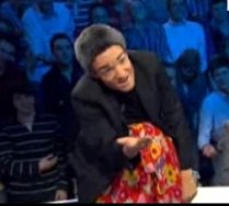 Românii, ironizaţi într-o emisiune franceză. Un invitat imită cerşetorii din Hexagon (VIDEO)
