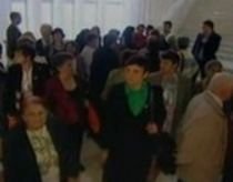 Scandal pe holurile Senatului: Zeci de pensionari, nemulţumiţi că nu au fost lăsaţi să intre în sală (VIDEO)