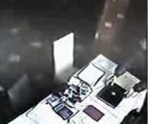 Un bărbat fură un laptop dintr-un restaurant la care venise să se angajeze (VIDEO)