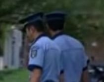 Doi poliţişti din Alba, bătuţi cu bâtele de doi tineri (VIDEO)