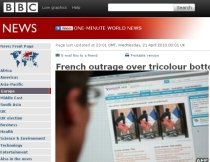 Fotografie controversată: Un bărbat se şterge la fund cu tricolorul francez (FOTO)