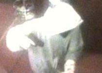 Jaf violent la o sală de jocuri: Atacatorul o loveşte pe angajată cu pistolul (VIDEO)