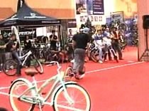 Biciclete scumpe şi acrobaţii la primul Bike Expo din România (VIDEO)
