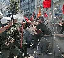 Grecii protestează contra măsurilor de austeritate
