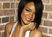 Rihanna a căzut pe scenă, în timpul unui concert (VIDEO)