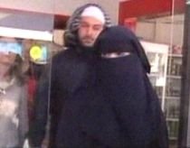 O şoferiţă a fost amendată pentru că purta vălul islamic (VIDEO)