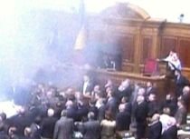 Haos în Parlamentul Ucrainei. Fumigene aruncate în timpul unei şedinţe (VIDEO)