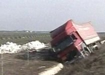 Trafic rutier întrerupt pe DN7, după ce un camion încărcat cu azotat de amoniu s-a răsturnat (VIDEO)